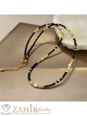 Прелестно ръчно изработено колие от малки 3 мм естествени камъни фасетиран черен турмалин, мъниста от позлатен хематит и естествени перлички,стоманени накрайници - KA1136